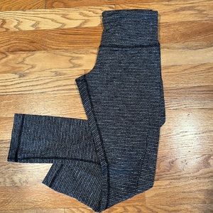 Lululemon Cropped leggings size 4 -excellent cond
